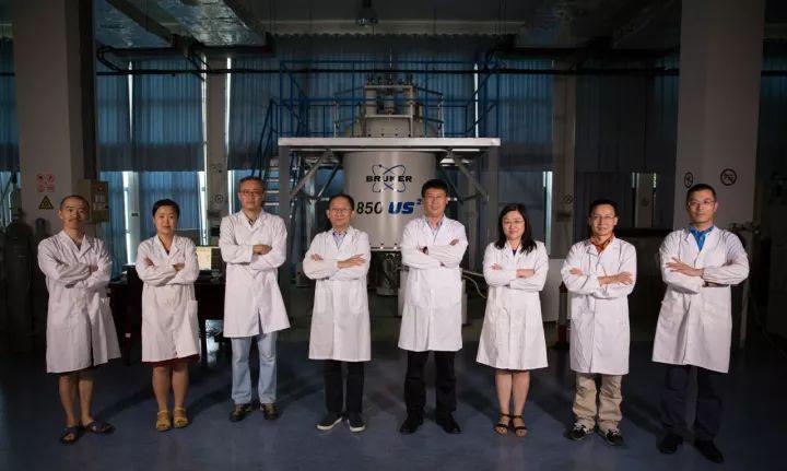 哈佛“八博士”王文超、张欣、张钠、王俊峰、刘青松、刘静、林文楚、任涛（从左至右）在中科院合肥物质科学研究院强磁场科学中心。（图片来源：新华网）