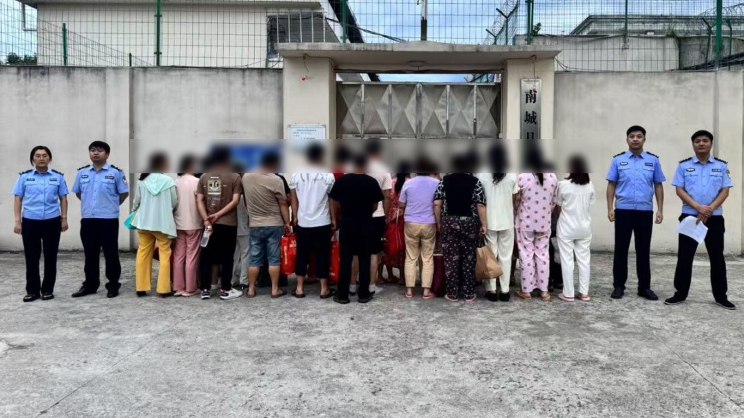 一商铺内，欧博26名男女当场被抓