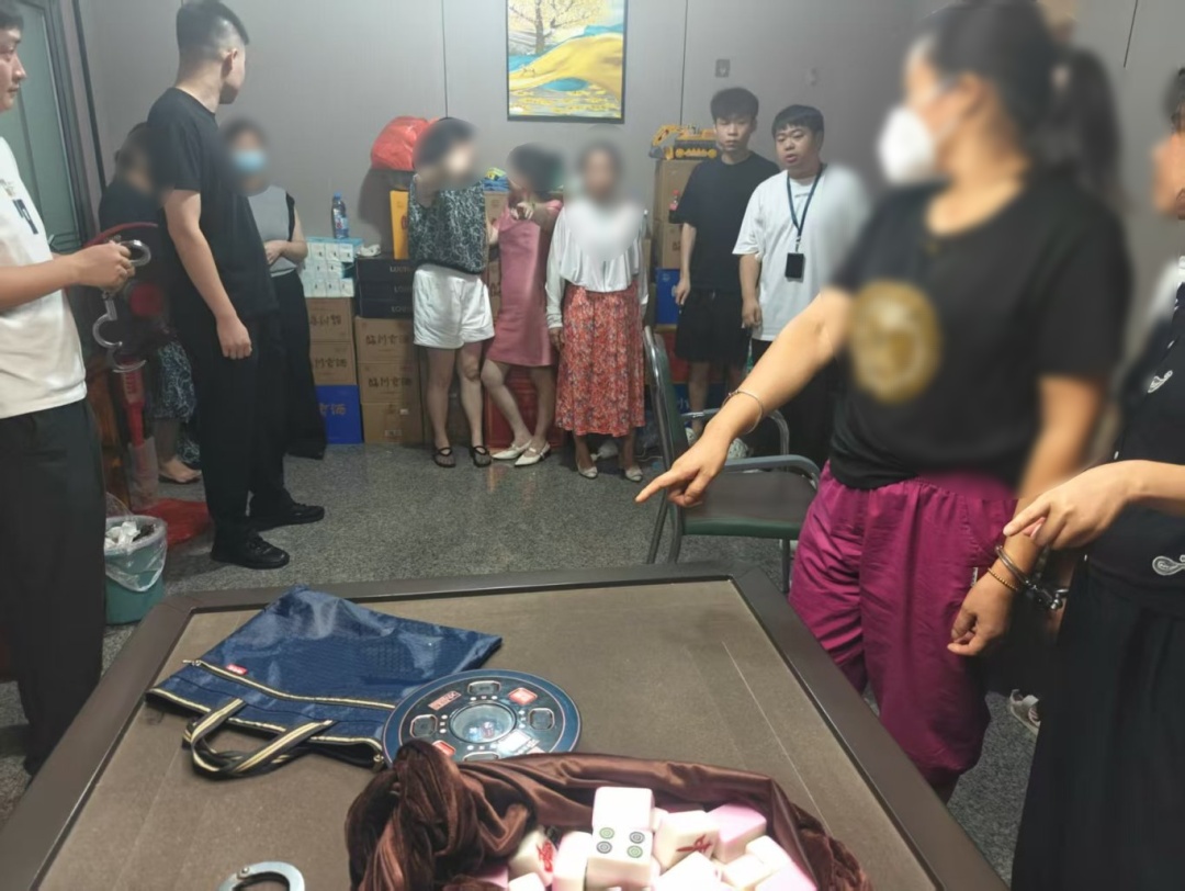 一商铺内，欧博abg26名男女当场被抓