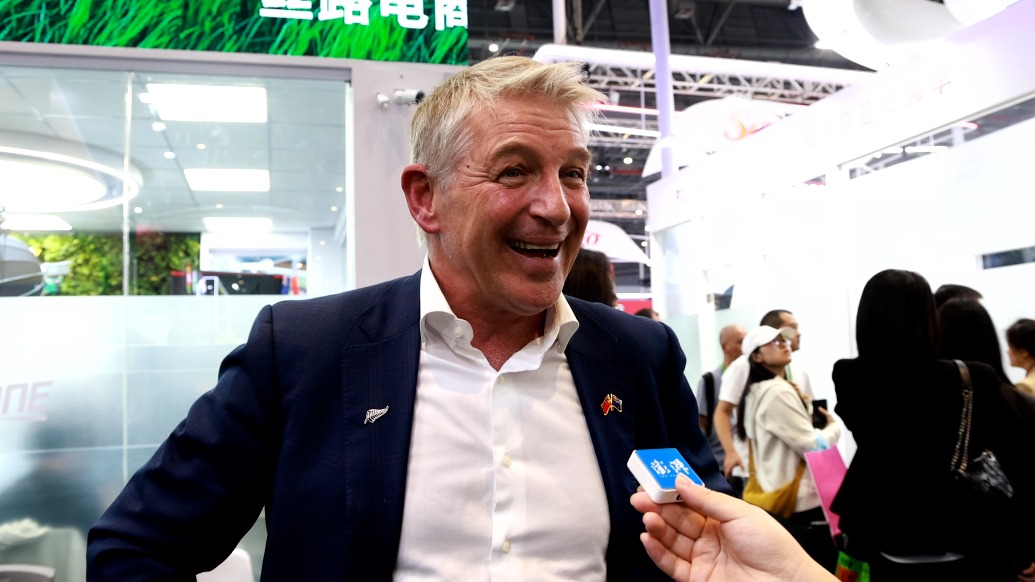 新西兰官员体验直播带货，欧博abg在进博会遇见顶流主播：中国太领先